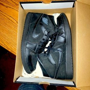 Jordan 1 Mids Black.